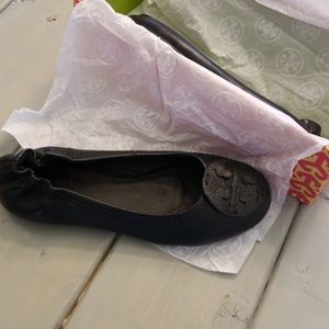 Tory Burch black leather flats - sz 10